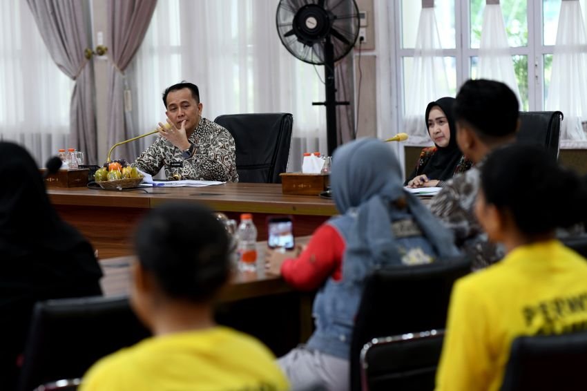 Pj Gubernur Agus Fatoni Beri Semangat Atlet Senam Kreasi Sumut yang Berlaga di Kejurnas