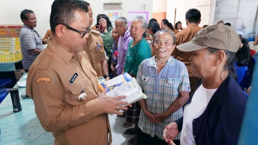 Serahkan Pemberian Makanan Tambahan, Bupati Berpesan 'Kesehatan Harta Kekayaan Sejati'