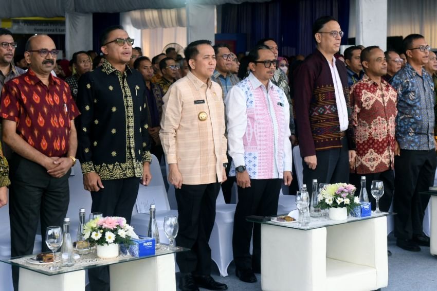 Dorong UMKM Manfaatkan Peluang di Pasar Global, Pj Gubernur Sumut Agus Fatoni Lepas Ekspor Perdana Kerupuk Ikan Patin ke Malaysia