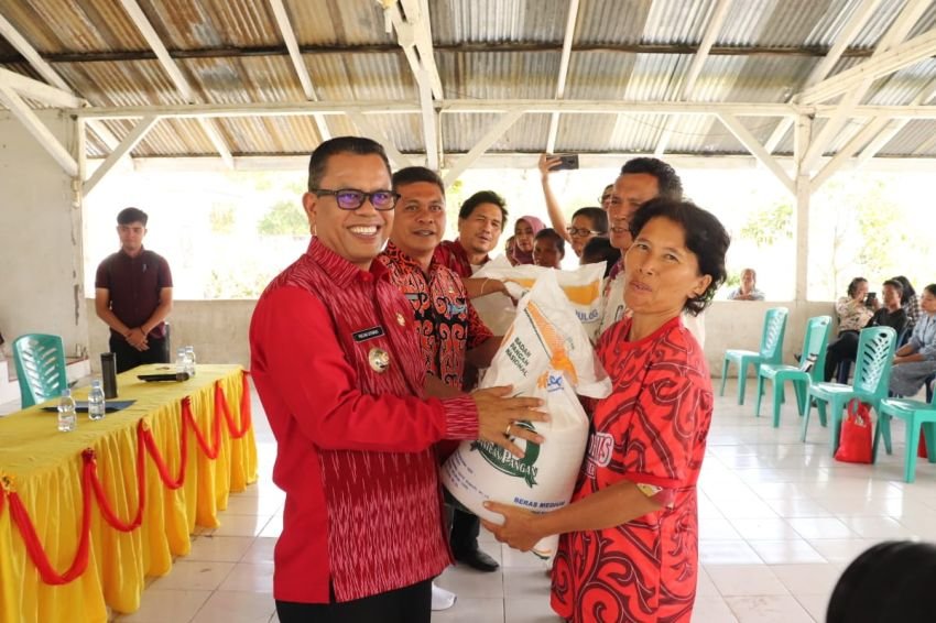 Pemkab Toba Serahkan Bantuan Beras Cadangan Pemerintah kepada Masyarakat Siantar Narumonda