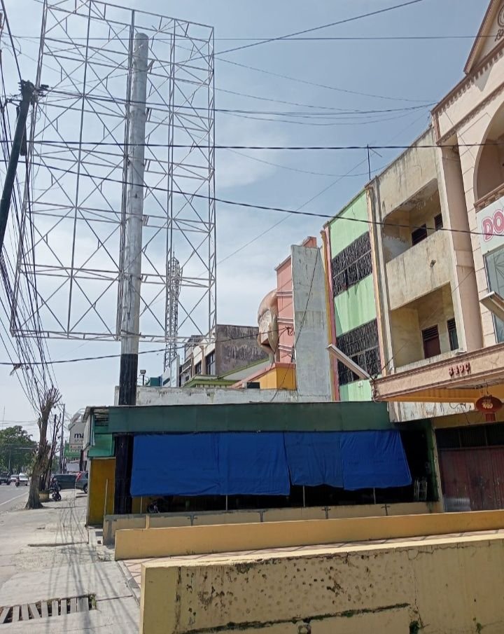 Papan Reklame Baliho/ Billboard di Simpang Ayahanda Diduga Tak Berizin dan Ganggu Pengusaha Lain