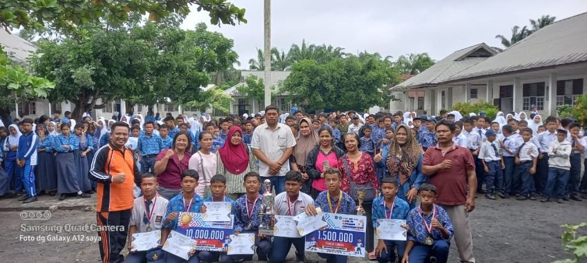 SMPN 3 Sidomulyo Bilah Hilir Lepas 8 Siswa Atlit Sepak Bola Mengikuti GSI Tingkat Provinsi dan Nasional