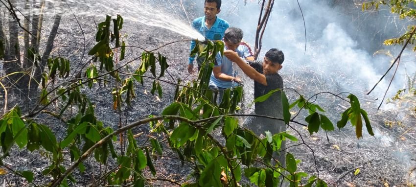 Polres Padangsidimpuan Gerak Cepat Padamkan Kebakaran Lahan di Kelurahan Wek VI