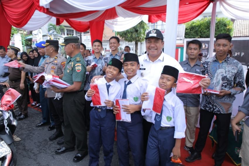 Pemkab Asahan Bagikan Bendera Merah Putih