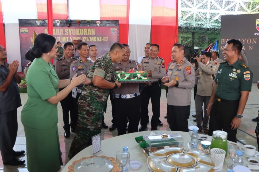 Kapolresta Deli Serdang Beri Kejutan di Hari Ulang Tahun Yonif 121 / Macan Kumbang Ke 62