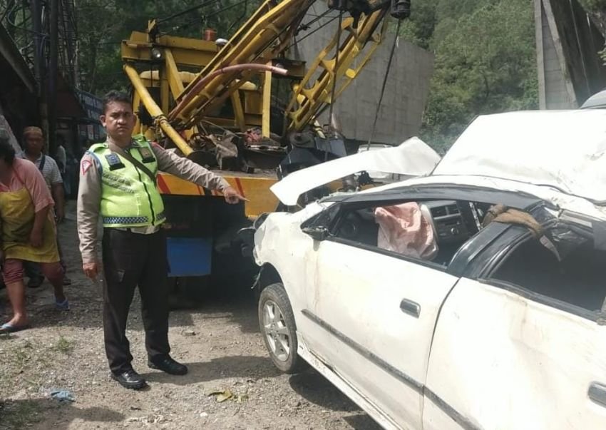 Polsek Parapat Evakuasi Korban Kecelakaan Tunggal di Jalan Lintas Pematangsiantar-Parapat, Empat Orang Luka-luka