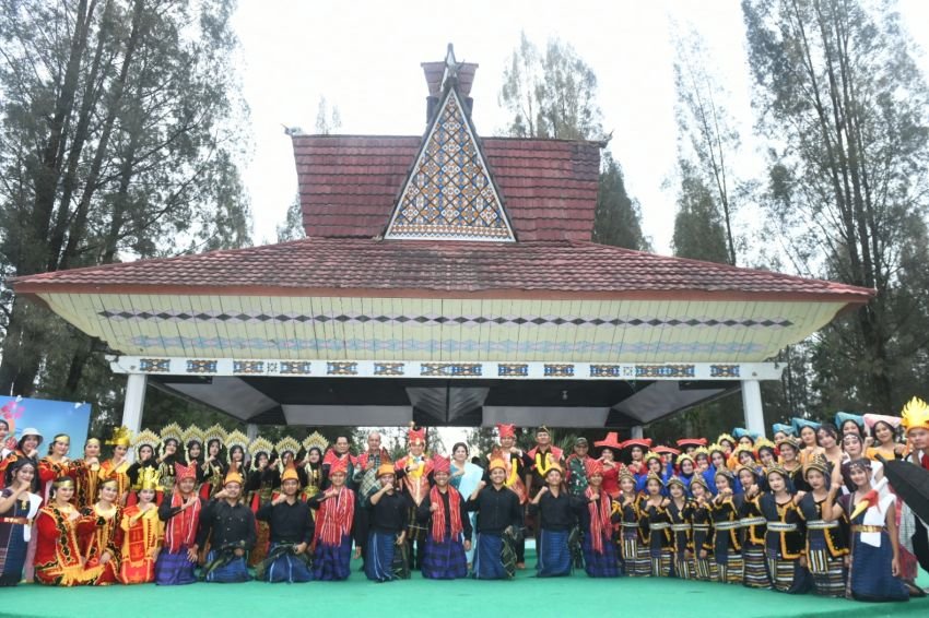 Pj Gubernur Agus Fatoni Sebut Festival Bunga dan Buah Jadi Momentum Banggakan Budaya Karo di Kancah Internasional