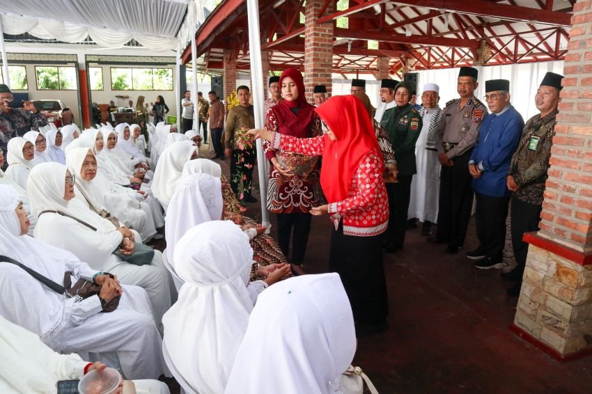 Wali Kota menepung-tawari jamaah haji/hajjah yang baru pulang dari Tanah Suci