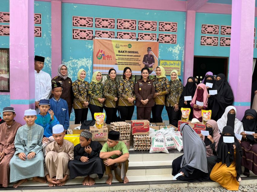 Kejari dan Jajarannya Gelar Bakti Sosial ke Panti Asuhan Serta Anjangsana Kepada Purnaja