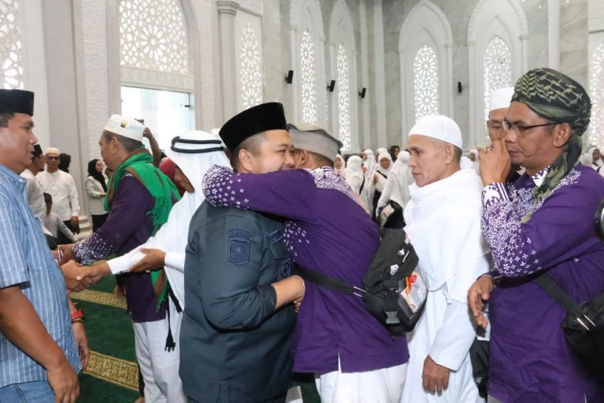 Bupati Dolly Pasaribu Sambut Kedatangan Jema'ah Haji Kloter 23 Tapsel, Ini Yang Disampaikan
