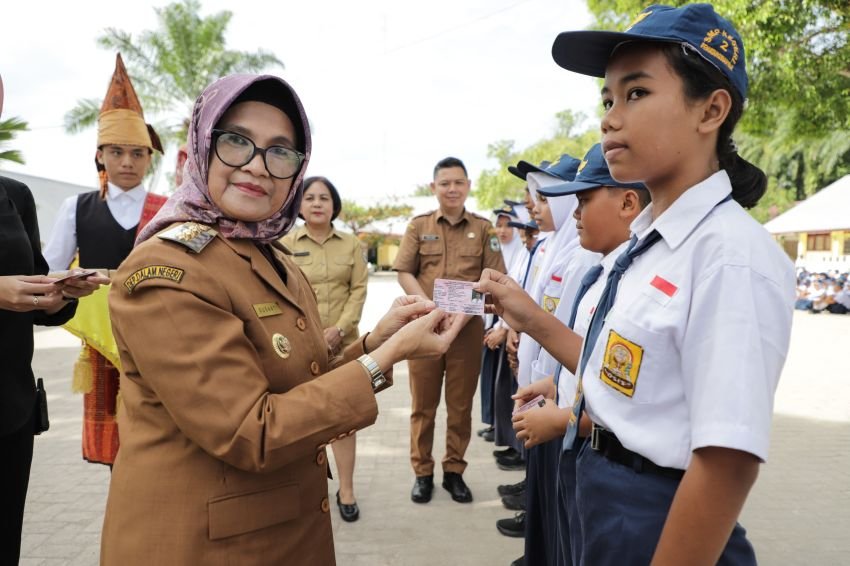 Wali Kota menyerahkan Kartu Identitas Anak (KIA) kepada 840 anak di UPTD SMP Negeri 2