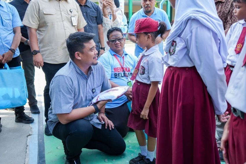 Bagikan 40.000 Seragam & Perlengkapan Sekolah Kepada Siswa/i SD dan SMP, Wali Kota Medan : Bantuan Ini Harus Dimanfaatkan Untuk Meringankan Beban Oran