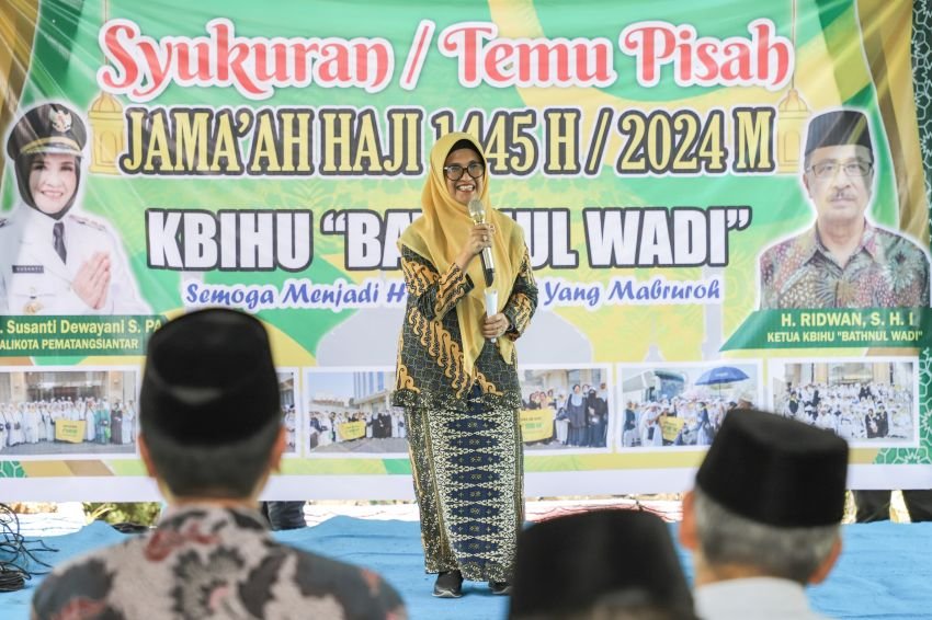 Wali Kota  acara Temu Pisah Jamaah Haji 1445 H/2024 M KBIHU Bathnul Wadi, di halaman Lapangan Yayasan Perguruan Islam (YPI) Al Madjid