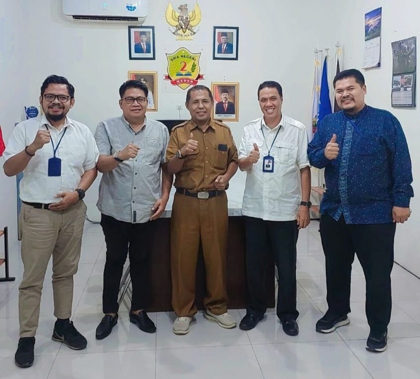 Kunjungan Universitas Deztron Indonesia ke SMAN 2 Medan, Ini Harapan Wakil Rektor Dr Yohny Anwar