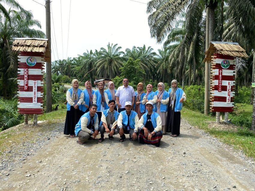 Mahasiswa KKN Melayu Serumpun Kelompok 4 Antusias Dalam Menyambut HUT RI Dengan Membangun Gapura