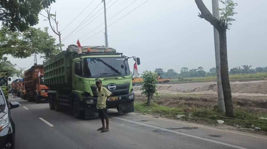 Ratusan Truk Pengangkut Tanah Timbun, Kebut Pengerjaan Proyek PON XXI