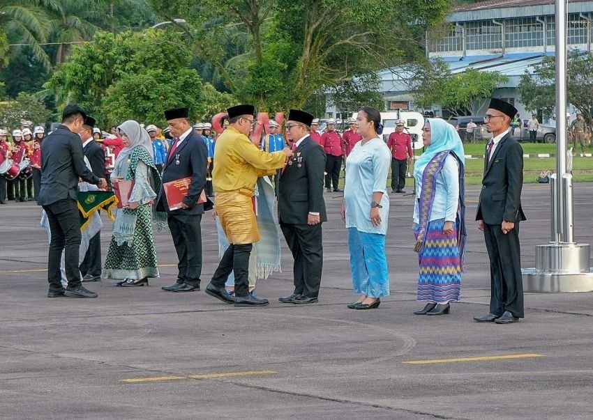 Upacara Penurunan Bendera Merah Putih Berlangsung Lancar dan Khidmat Bersama Wawako Aulia Rachman