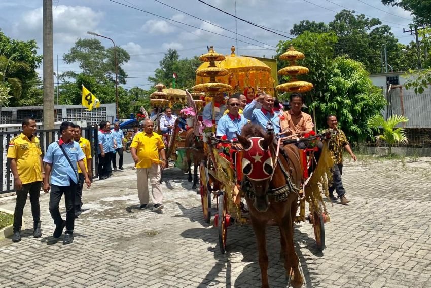 Naik Delman, Pasangan Asri Lom Lom diantar Seribu Orang Mendaftar ke KPU