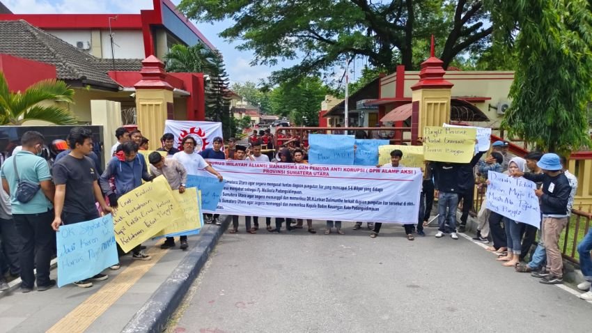 Alampaksi Demo Poldasu Minta Usut Pungli Letnan Dalimunthe