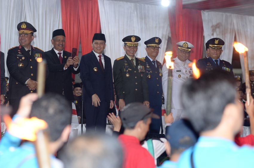 Pj Gubernur Sumut Agus Fatoni Lepas Ribuan Peserta Pawai Obor dalam Rangka Peringatan HUT RI ke-79