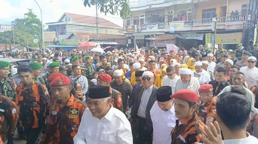 Ribuan Orang Hantarkan Paslon Bupati dan Wakil Bupati Madina Harun Mustafa - Ichwan Husein Daftar ke KPU