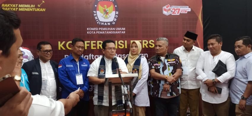 Ratusan Massa Dampingi Wesly Silalahi - Herlina Mendaftar ke KPU Pematangsiantar