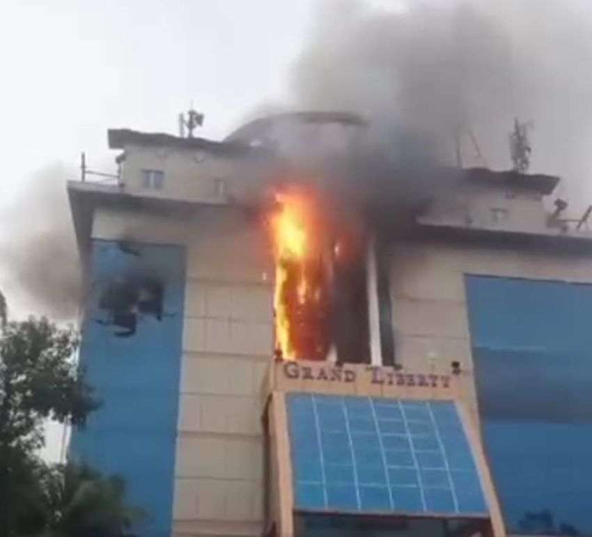 Hotel Grand Liberty di Jalan Yos Sudarso Medan Terbakar