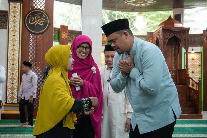 Ikut Pengajian Akbar, Bobby Nasution Beri Hadiah Umrah pada Anggota Majelis Taklim