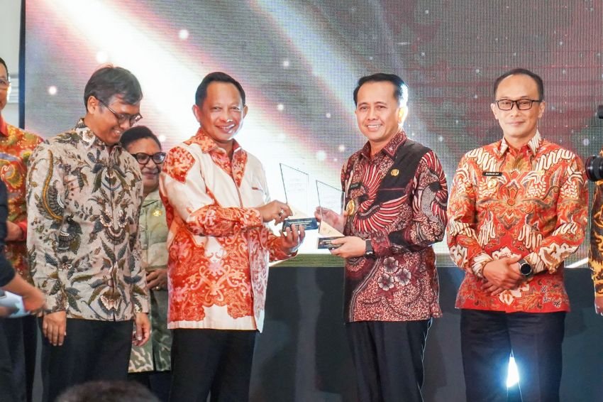 Agus Fatoni Terima Penghargaan Kinerja Terbaik Bidang Ekonomi Daerah