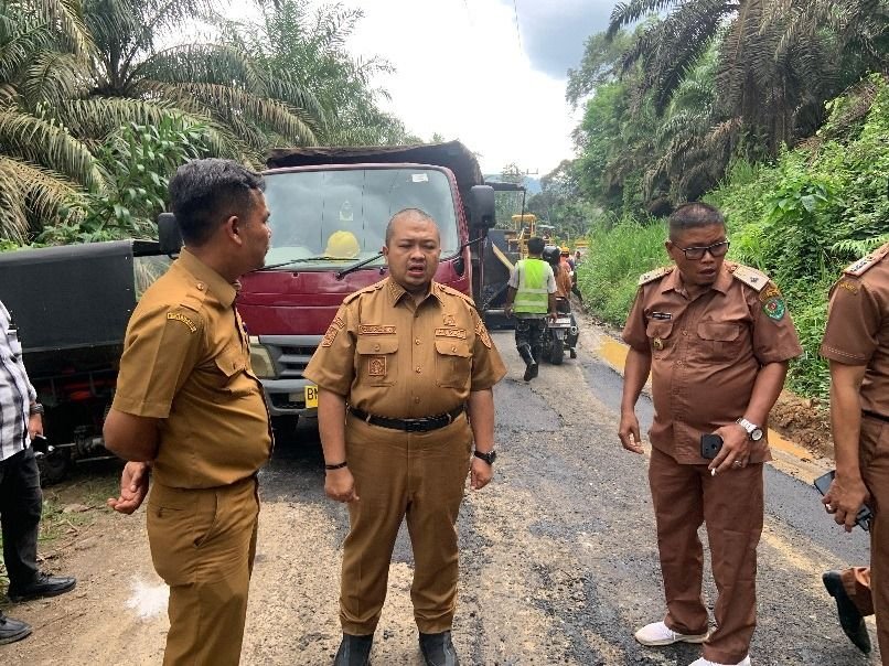 Bupati Tapsel Tinjau Langsung Perbaikan Jalan, Dolly: Pastikan Proyek Pekerjaan dengan Baik