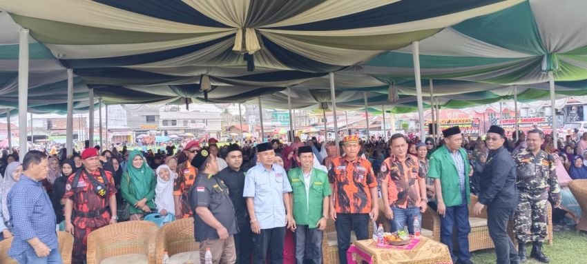 Masyarakat Menyambut Calon Bupati DR H. Anton Saragih dilapangan Sepak bolo Rambung merah Simalungun, Dukung Jadi Bupati