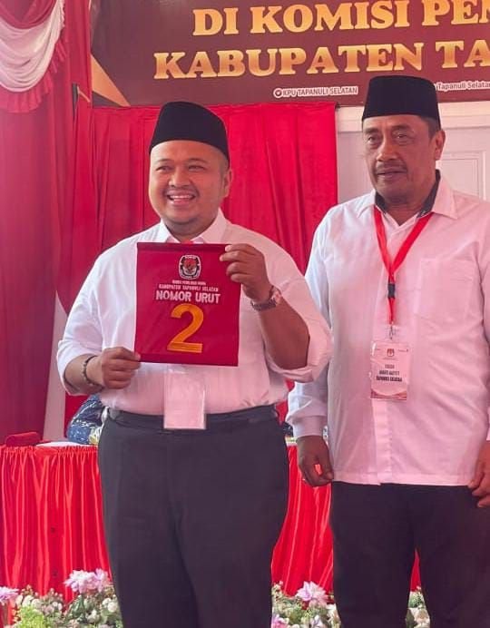 Nomor Urut 2 Paslon Bupati Dolly Pasaribu - Wabup Parulian Nasution saat Cabut Nomor di KPU Tapsel