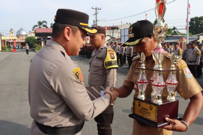Kapolresta Deli Serdang Pimpin Upacara Kenaikan Pangkat Pengabdian Serta berikan Reward Juara 2 Lomba Satkamling.