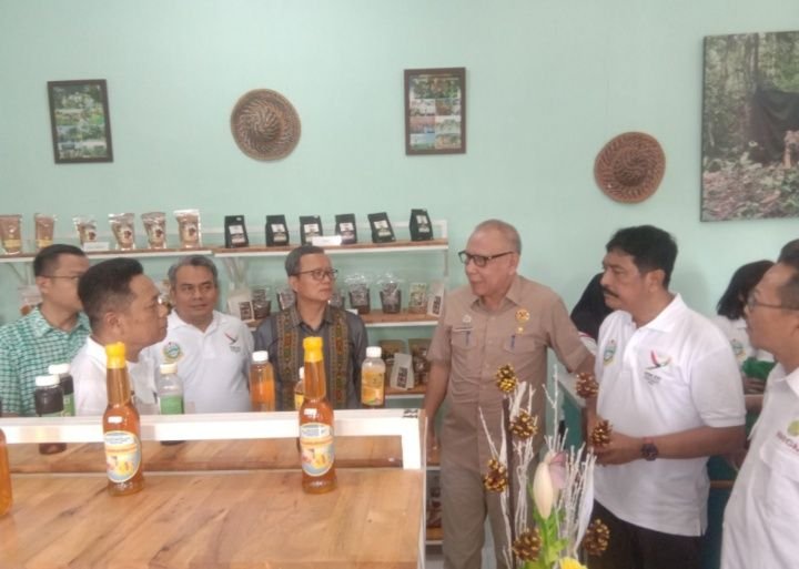 Arman Efendi Pohan Launching Gunting Pita KTH Mart Dinas LH dan Kehutanan Provsu