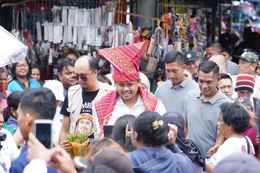 Teriakan Bobby - Surya Menang Bergema di Kota Berastagi , Belanja Sambil Tinjau Pasar Kabanjahe