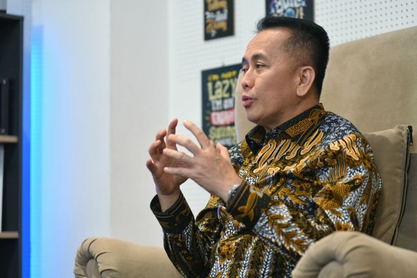 Pj Gubernur Sumut Agus Fatoni Ceritakan Kesuksesan PON XXI Tahun 2024 dalam Podcast ‘Ngopi Sore’