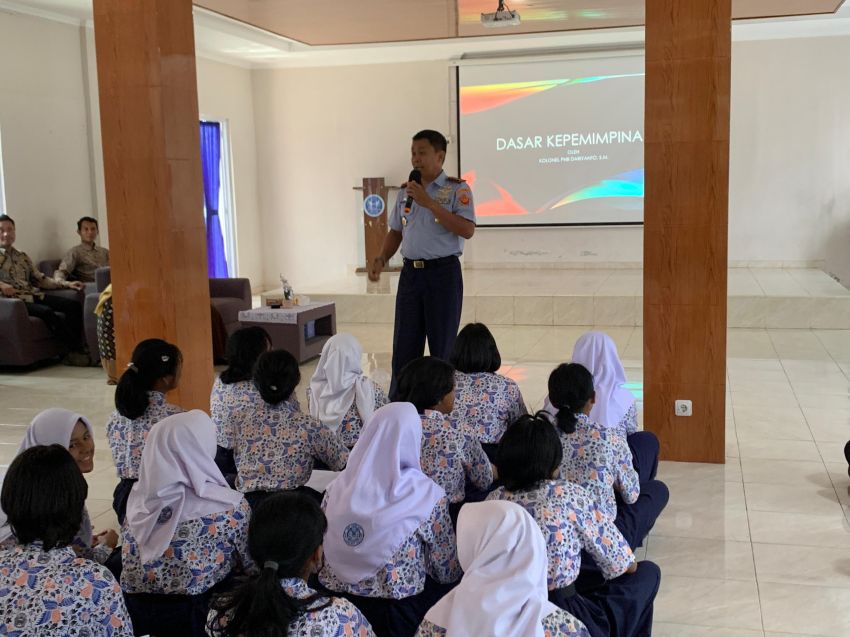 Pembekalan Latsar Kepemimpinan Pengurus OSIS SMP Angkasa Adisutjipto oleh Danse PSDP Penerbang TNI
