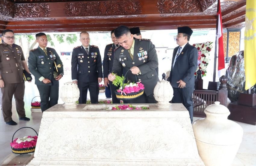 Dandim 0808/Blitar Pimpin Upacara Ziarah Peringatan Hari Pahlawan Ke-79 Di Makam Bung Karno