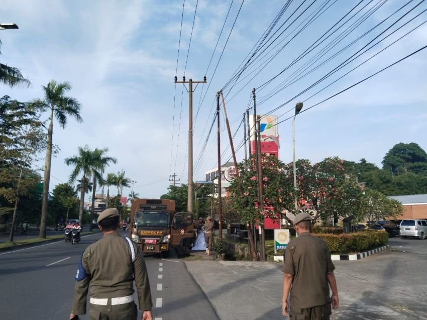 Gabungan Satpol PP Provsu Tertibkan Baliho Tidak Berizin