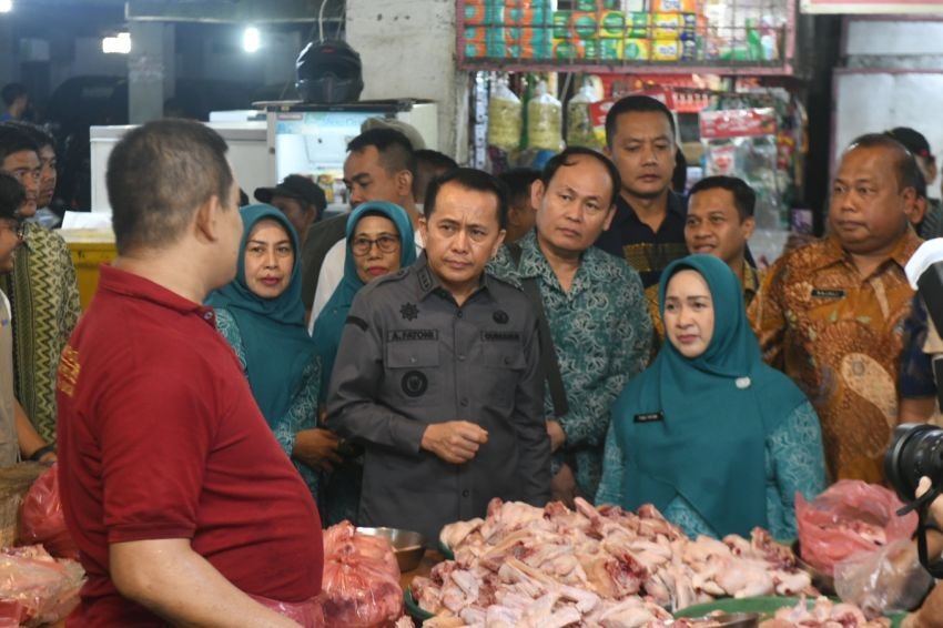 Pj Gubernur Fatoni dan Pj Ketua PKK Sumut Tyas A Fatoni Sidak Pasar, Cek Harga dan Stok Bahan Pokok
