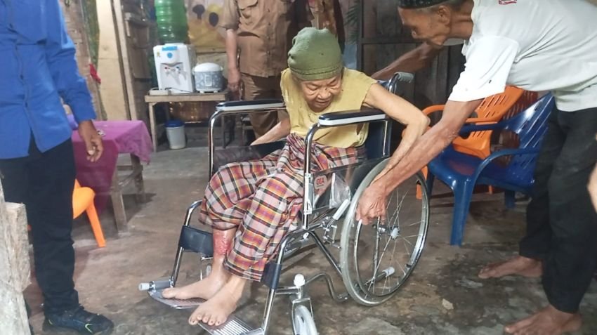 Komisi 1 DPRD Deli Serdang Muhammad Ali Berikan Bantuan Kursi Roda Ke Warga Pantai Labu