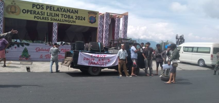 Puluhan Masyarakat Parapat Melakukan aksi Demo Meminta Agar Dirut RSUD Parapat Dicopot dari jabatannya