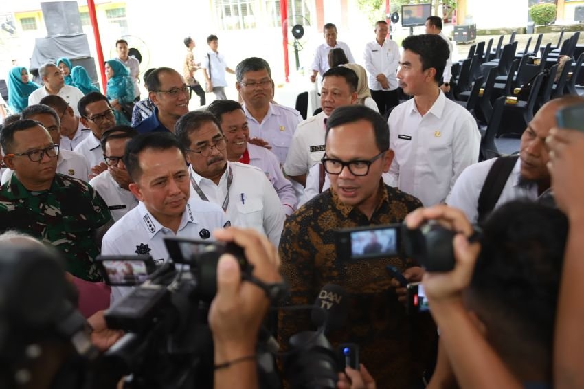 Wamendagri Bima Arya: Makan Bergizi Gratis Mulai Dijalankan Januari 2025