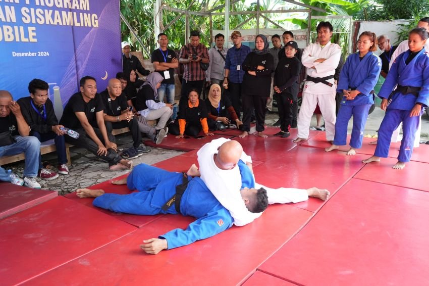 Pelatihan Siskamling Mobile, Peserta Diajarkan PBB Hingga Beladiri Judo
