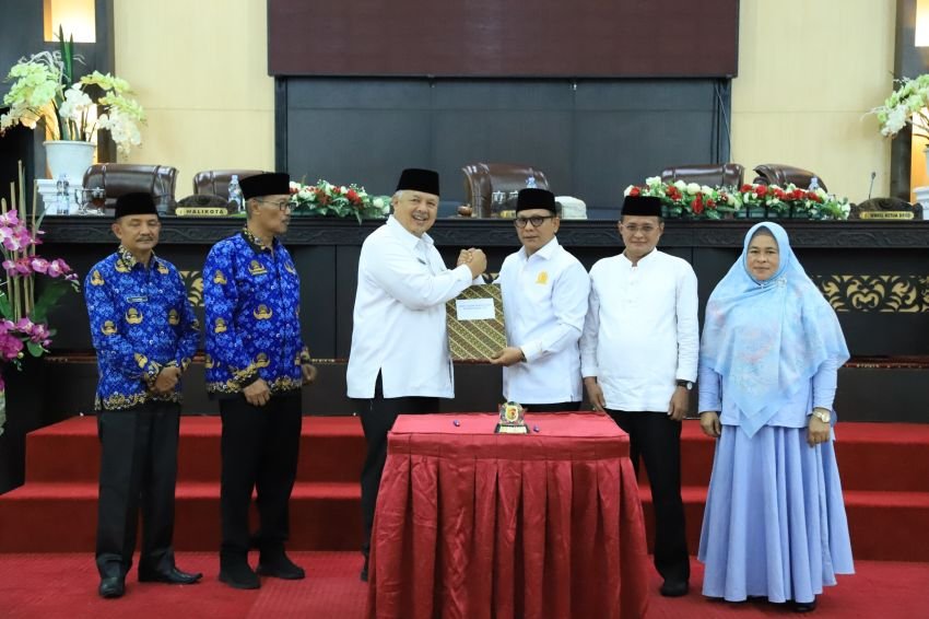 DPRD dan Walikota Solok Tandatangani Persetujuan Bersama RANPERDA Tahun 2025