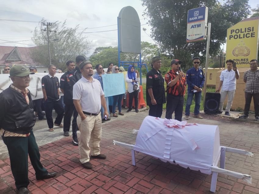 Aliansi Masyarakat Bandar Masilam II Demo ke Polres Simalungun Minta Pengaduan Nurpadila Ditindak Lanjuti