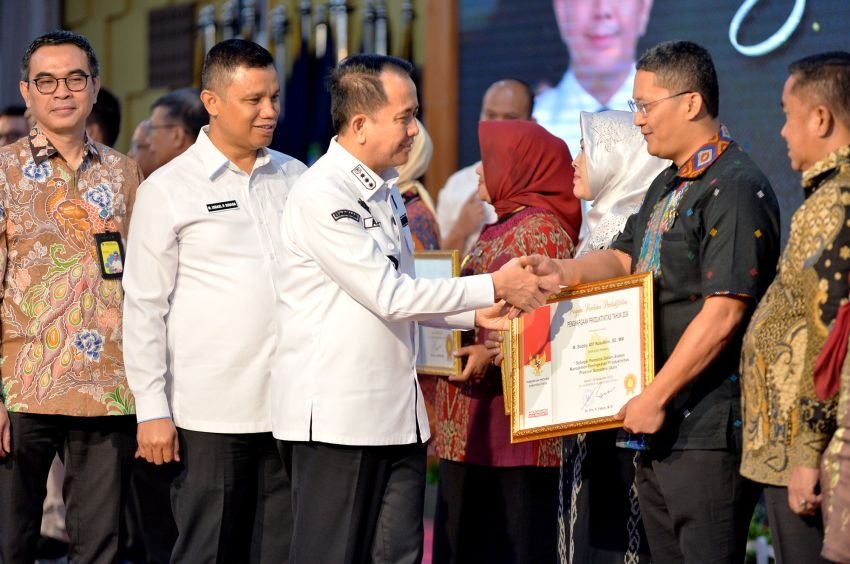 Pj Gubernur Sumut Agus Fatoni Terima Penghargaan Pembina Produktivitas dari Kemenaker