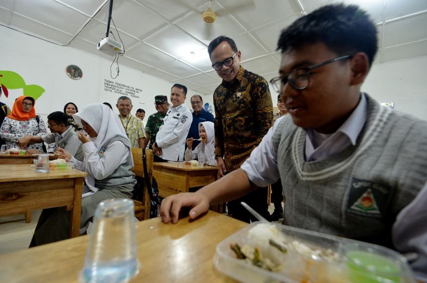 Pj Gubernur Sumut Agus Fatoni bersama Wamendagri Luncurkan Gerakan Serentak Makan Sehat Bergizi dan Deklarasi Sekolah Ramah Anak se-Sumut