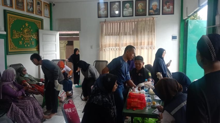 Majlis Sholawat Ahlul Kirom Gelar Donor Darah dan Donasi Kemanusiaan untuk Peduli PMI