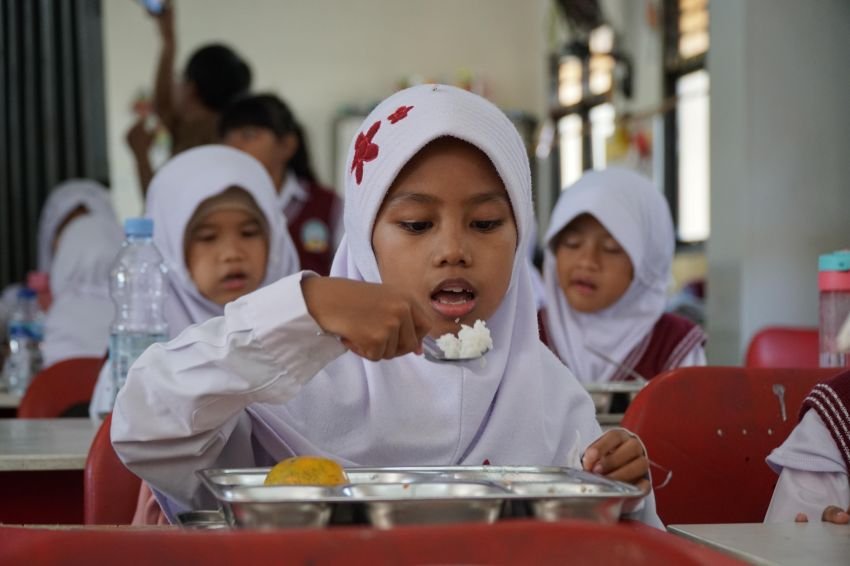 Menkomdigi Meutya Hafid Tinjau Program Makan Bergizi Gratis (MBG) di Depok